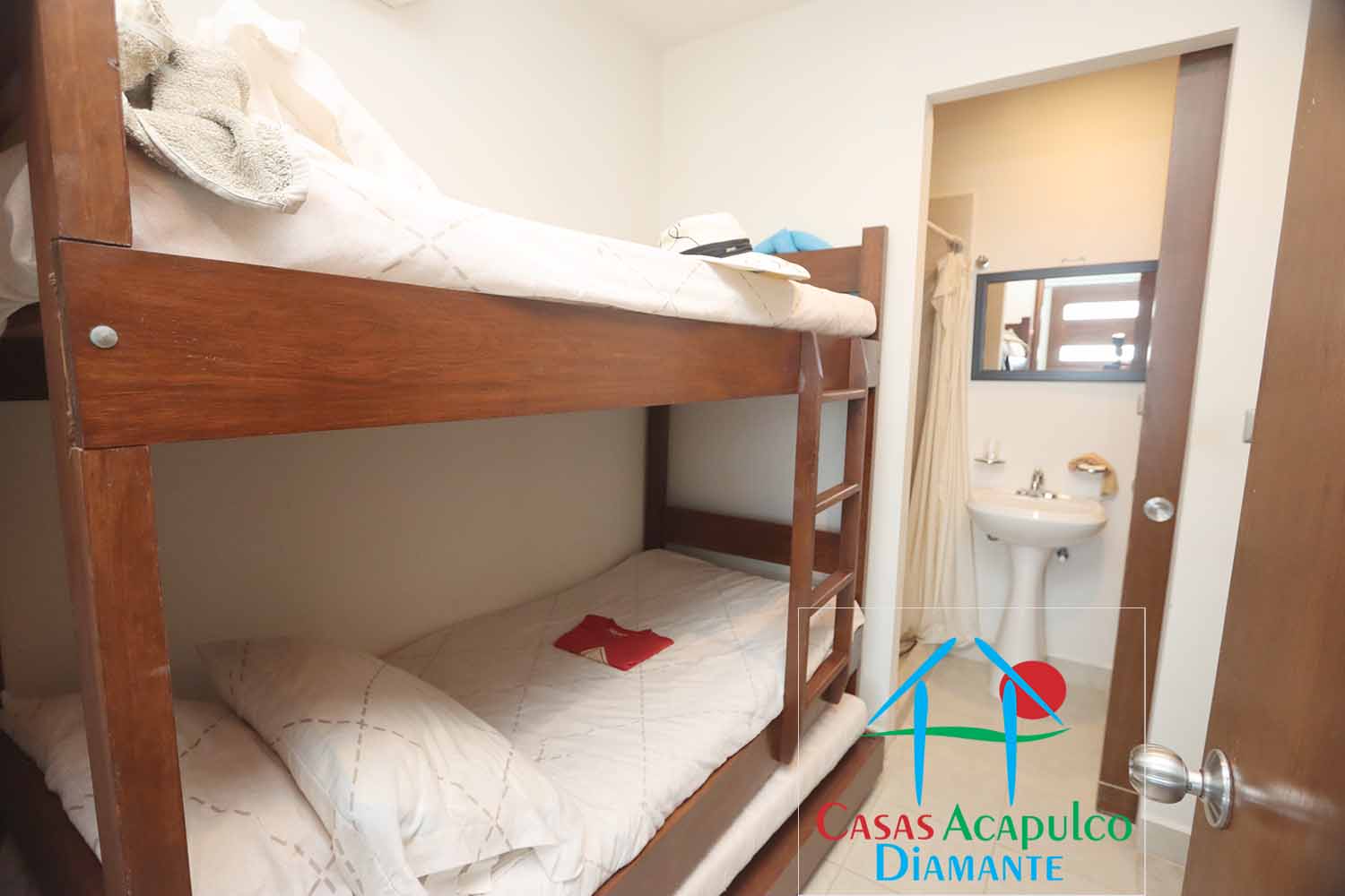 Ocean Front 604 - Cuarto de servicio antes de Otis 1